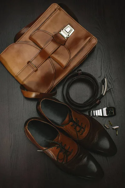 Accessorio maschile. Scarpe con borsetta, cintura e orologio — Foto Stock
