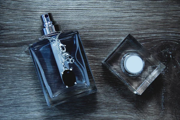 Kobiece perfumy w drewniane tła — Zdjęcie stockowe