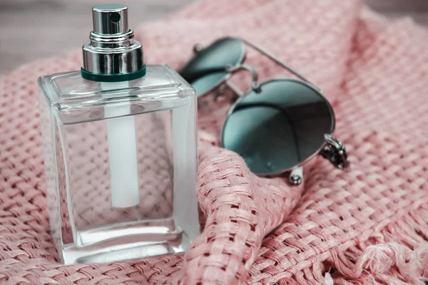 Stijlvolle accessoires. Parfum en sjaal — Stockfoto