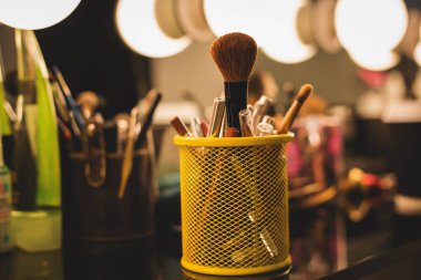 Profesyonel makyaj fırçası ile tablo oluşturur. Visagiste araçlar. DIF