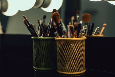 Profesyonel makyaj fırçası ile tablo oluşturur. Visagiste araçlar. DIF