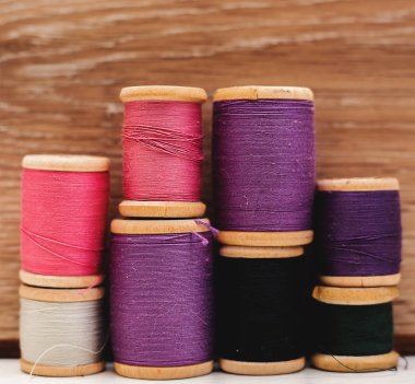 renkli iplik makaraları