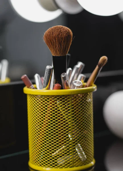 Profesyonel makyaj fırçası ile tablo oluşturur. Visagiste araçlar. DIF