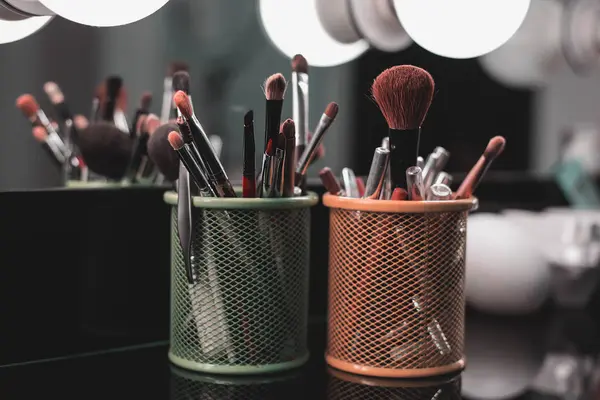 Tabel met professionele make-up borstel make-up. Visagiste tools. DIF — Stockfoto