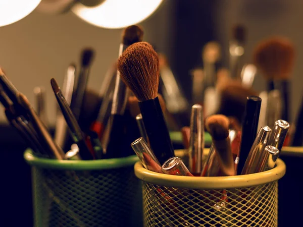 Profesyonel makyaj fırçası ile tablo oluşturur. Visagiste araçlar. DIF