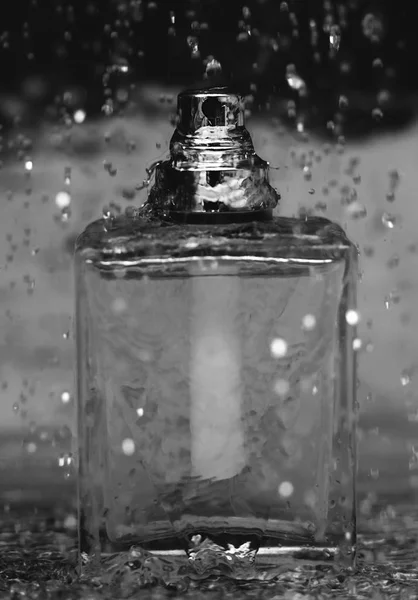 Флакон влажного парфюма — стоковое фото