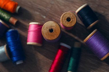 renkli iplik makaraları