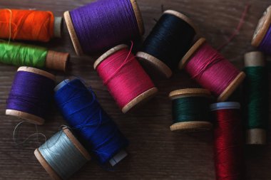 renkli iplik makaraları