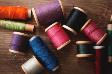 Renkli biriktiricileri iplik. Arka plan.