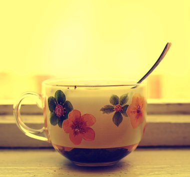 Bir fincan sıcak çay.