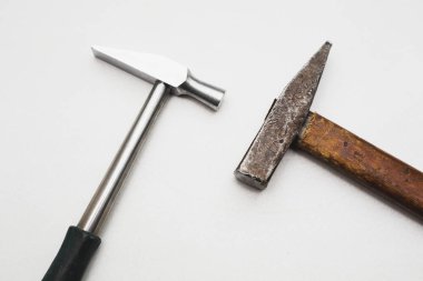 Beyaz arkaplanda çekiç