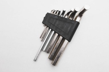 Beyaz zemin üzerine altıgen çelik tornavida