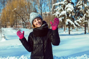 bir kış parkta mutlu kadın