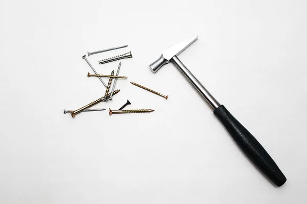 Martillo y clavos sobre fondo blanco —  Fotos de Stock