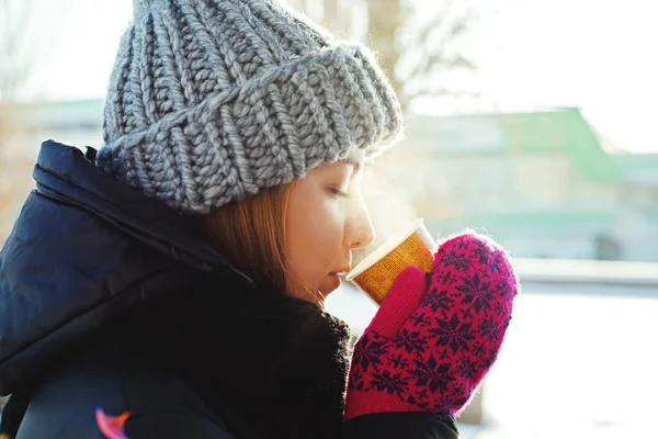 Девушка пьет чай зимой — стоковое фото