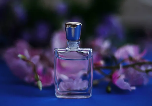 Botella pequeña de perfume —  Fotos de Stock