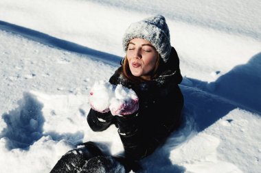 Karla parkta oynayan kız