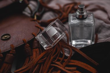 Çanta ile kadın parfüm 