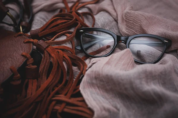 Çanta ile moda güneş gözlüğü — Stok fotoğraf