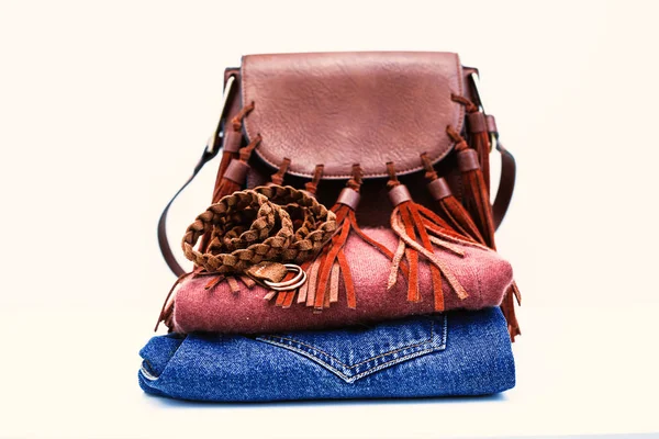 Стильная женская одежда. Джинсы с сумочкой — стоковое фото