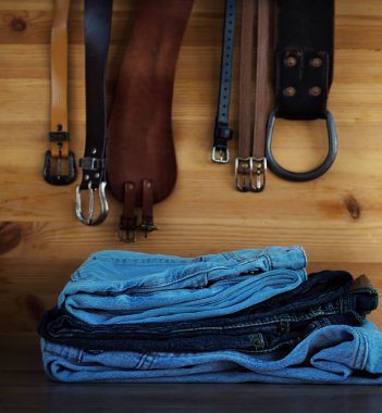 Mavi jeans ve farklı deri kemer. Erkek aksesuarları.