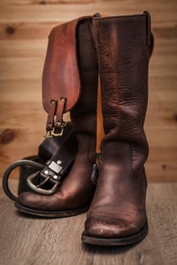 deri çizme ve kemerler