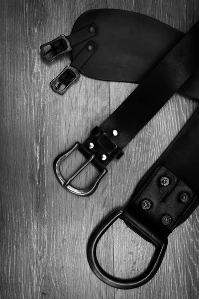 Кожаные ремни в черно-белом — стоковое фото
