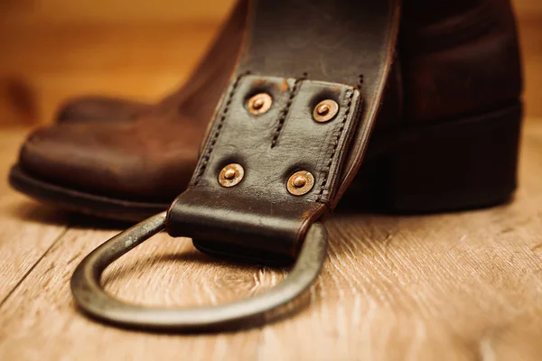 Paire de bottes de cow-boy et ceinture en cuir — Photo