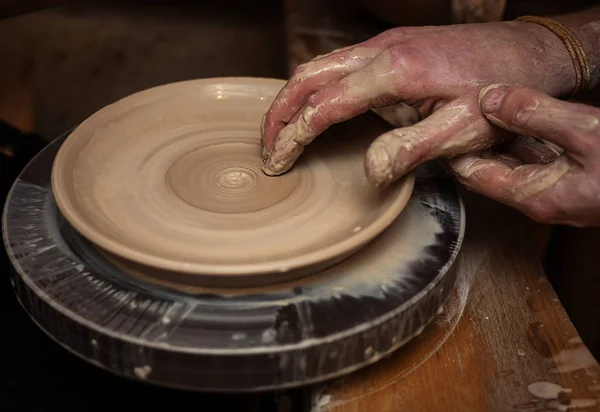 Händerna arbeta med lera — Stockfoto