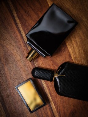 İki şişe parfüm. 