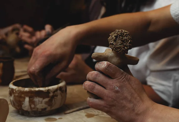 Mani che lavorano con argilla — Foto Stock