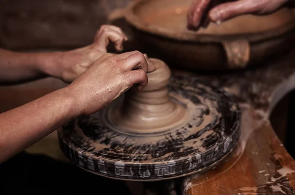 Mani che lavorano con argilla — Foto Stock