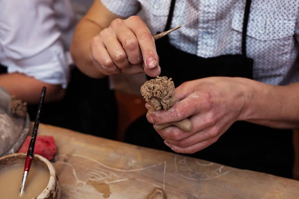 Hände bearbeiten und veredeln Skulptur mit Ton auf Holztisch — Stockfoto