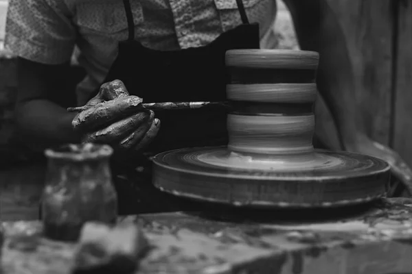 Mãos trabalhando com argila — Fotografia de Stock