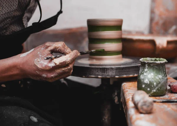 Hände, die mit Ton arbeiten — Stockfoto