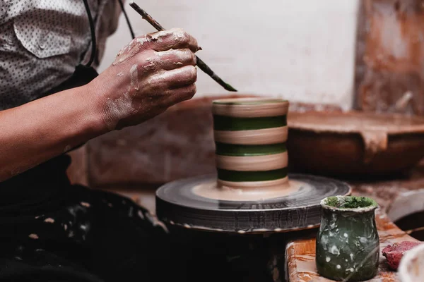 Mãos trabalhando com argila — Fotografia de Stock