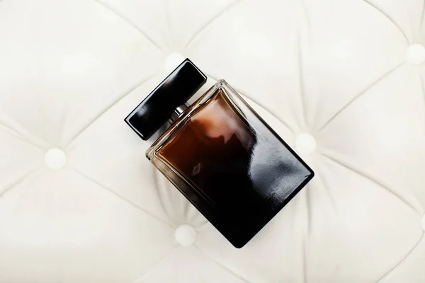 Zwarte fles parfum — Stockfoto