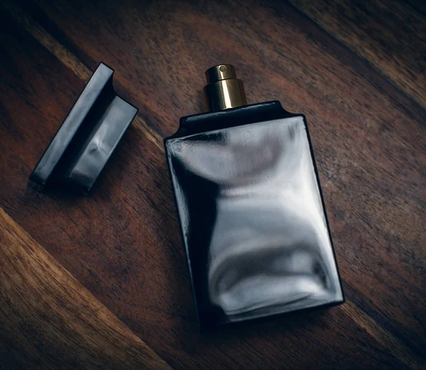 Frasco negro de perfume — Foto de Stock