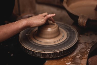 Bir kil tutan eller Close-Up