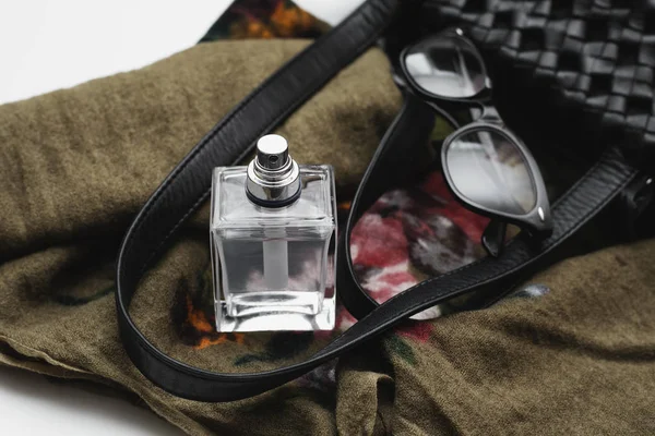 Perfume feminino com bolsa — Fotografia de Stock