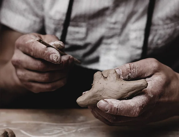 Руки, работающие с когтями — стоковое фото