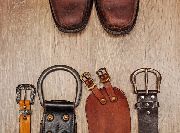 Paire de bottes et ceinture en cuir — Photo