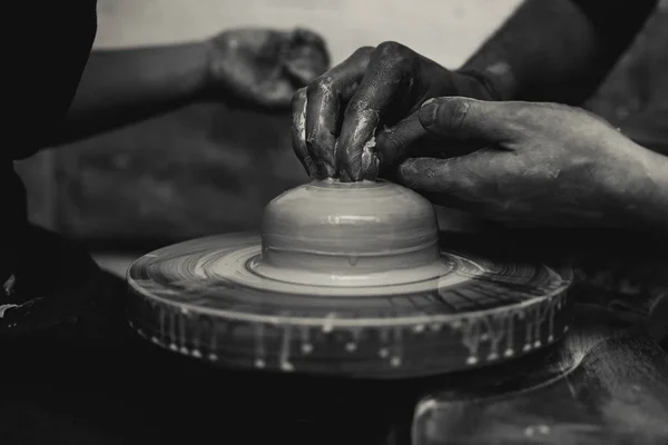 Händerna arbeta med lera — Stockfoto