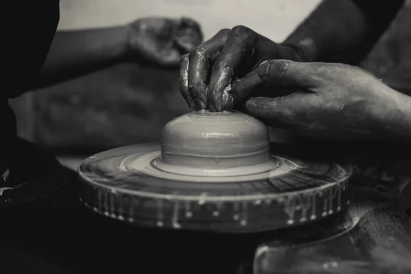 Manos trabajando con arcilla — Foto de Stock