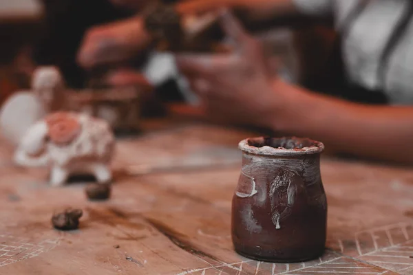 Handgemaakte producten van klei in de pottenbakkerij — Stockfoto