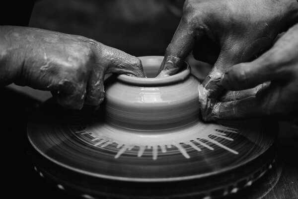 руки, работающие с когтями
