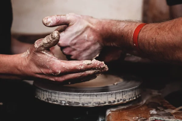 Närbild av kvinnliga händer som håller en lera — Stockfoto