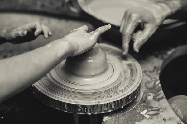 粘土を保持している女性の手のクローズ アップ — ストック写真