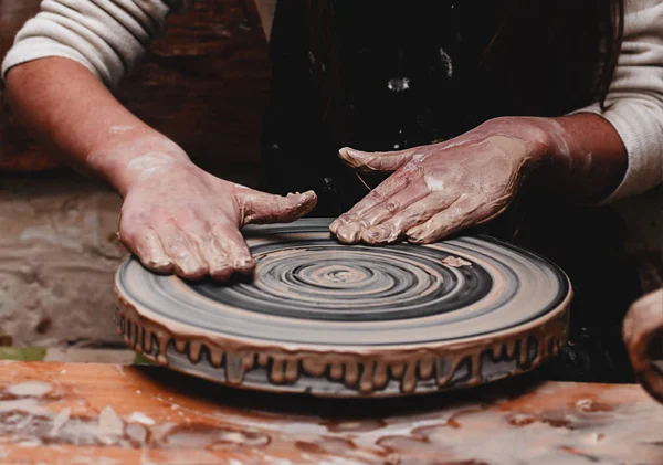 Hands working with clay — Stock Photo, Image