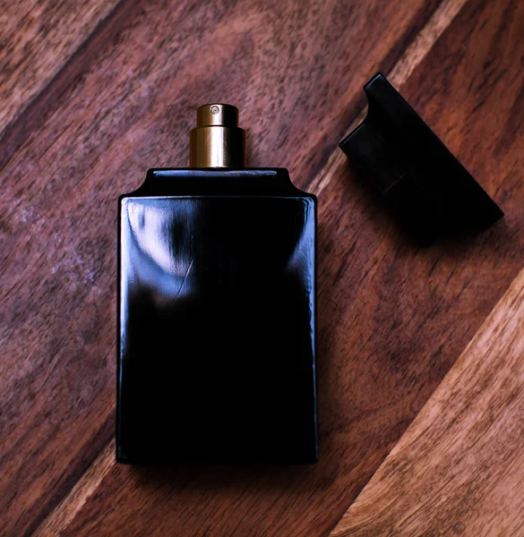 Sticle de parfum pe fundalul din lemn — Fotografie, imagine de stoc